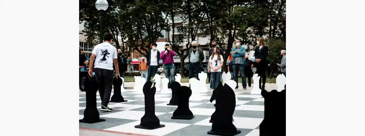 Volvieron las partidas de ajedrez al tablero gigante de la plaza San Martín