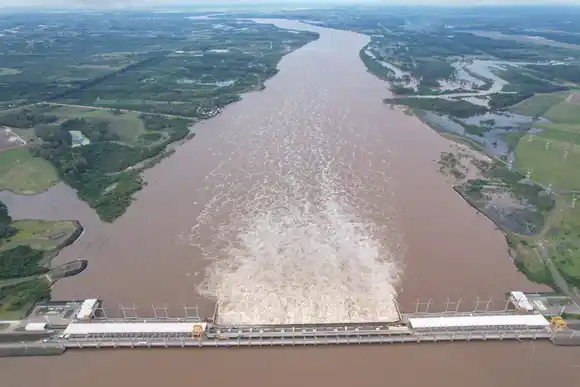 El lago de Salto Grande sigue elevando su nivel mientras aguas abajo continúa un lento descenso