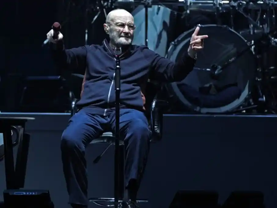 Phil Collins actuando en un show de Genesis, de la gira "The last domino", en Francia, en 2022 (Foto: THOMAS COEX / AFP).