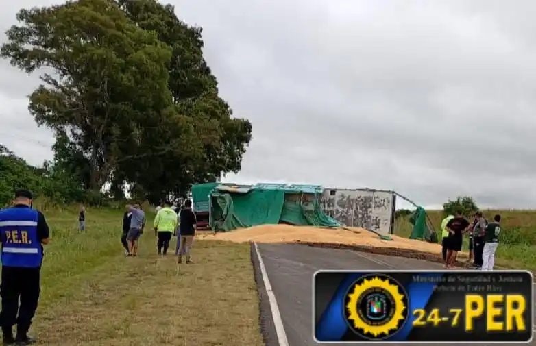 Camión volcó en Ruta Provincial 11 y mantuvo el tránsito interrumpido varias horas