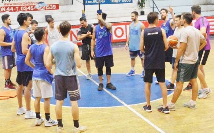 Ferro recibe al puntero esta noche 