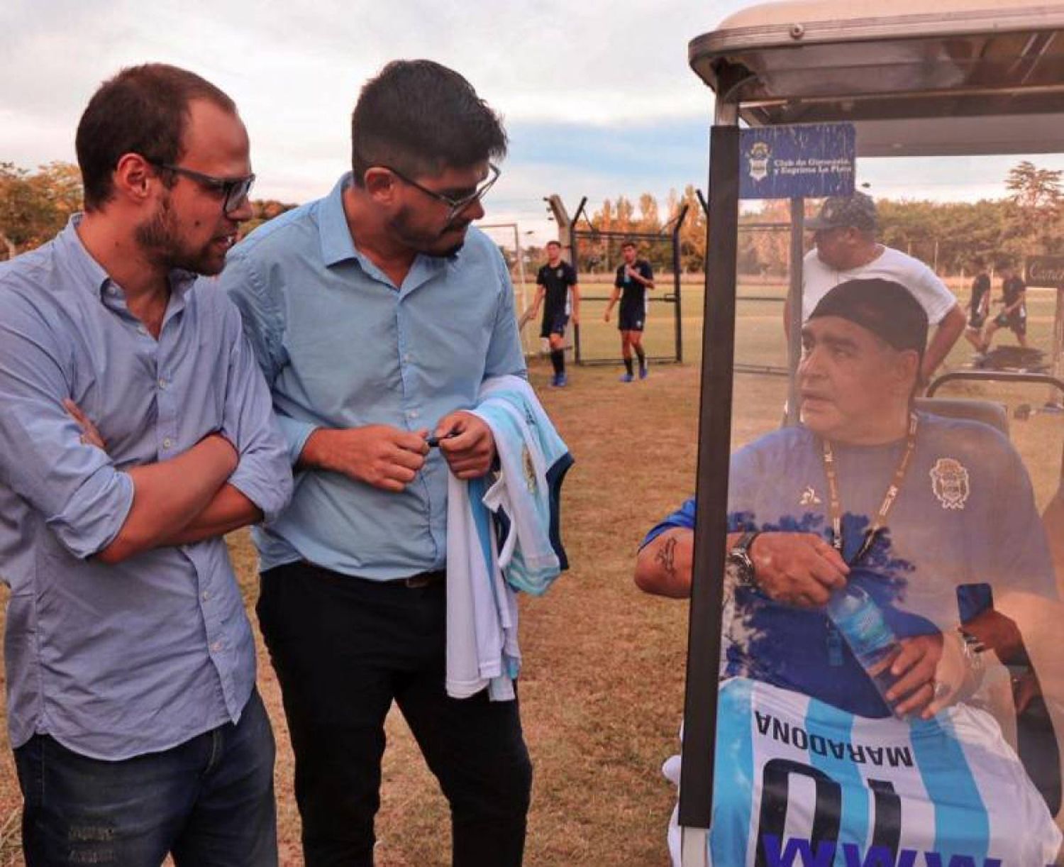 Maradona recibió la camiseta de Juventud Unida y se puso a disposición