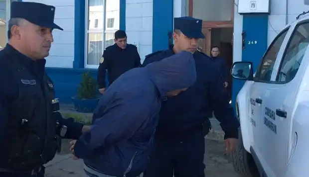 Renunció a la probation y fue condenado por golpear a su pareja