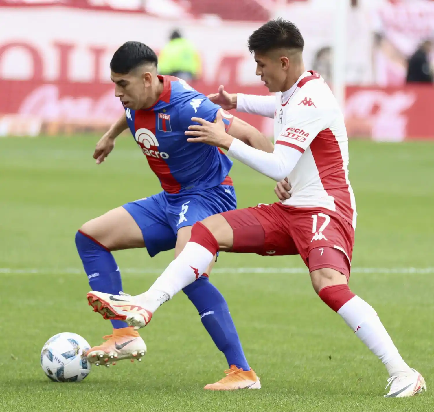 Cardozo, exSantamarina, protege la pelota ante Ramírez.