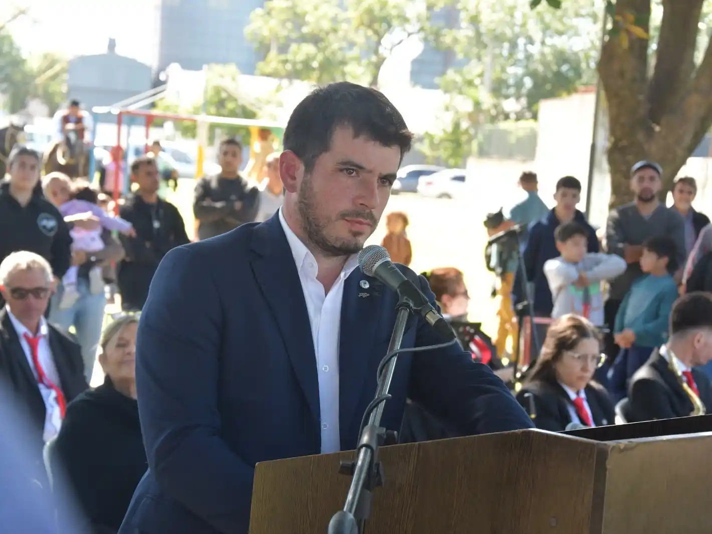 El intendente Chiarella como orador en un acto de Malvinas, el que sufrió la peor indiferencia y hoy, "malvinización" mediante, es el más concurrido en la ciudad. Foto: Archivo