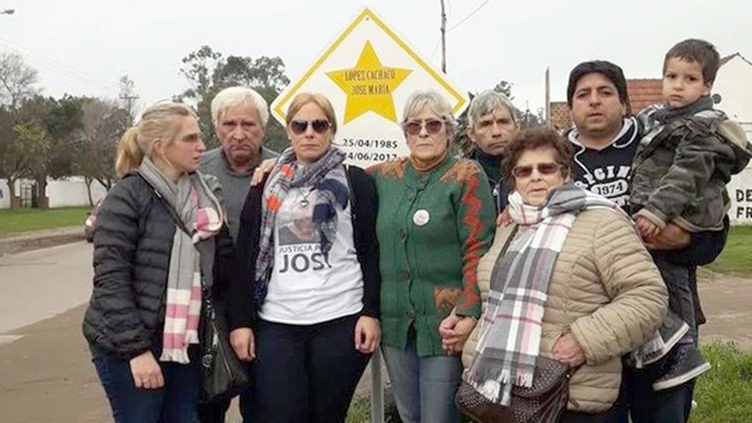 Familiares. Participaron de la instalación de la “estrella amarilla”