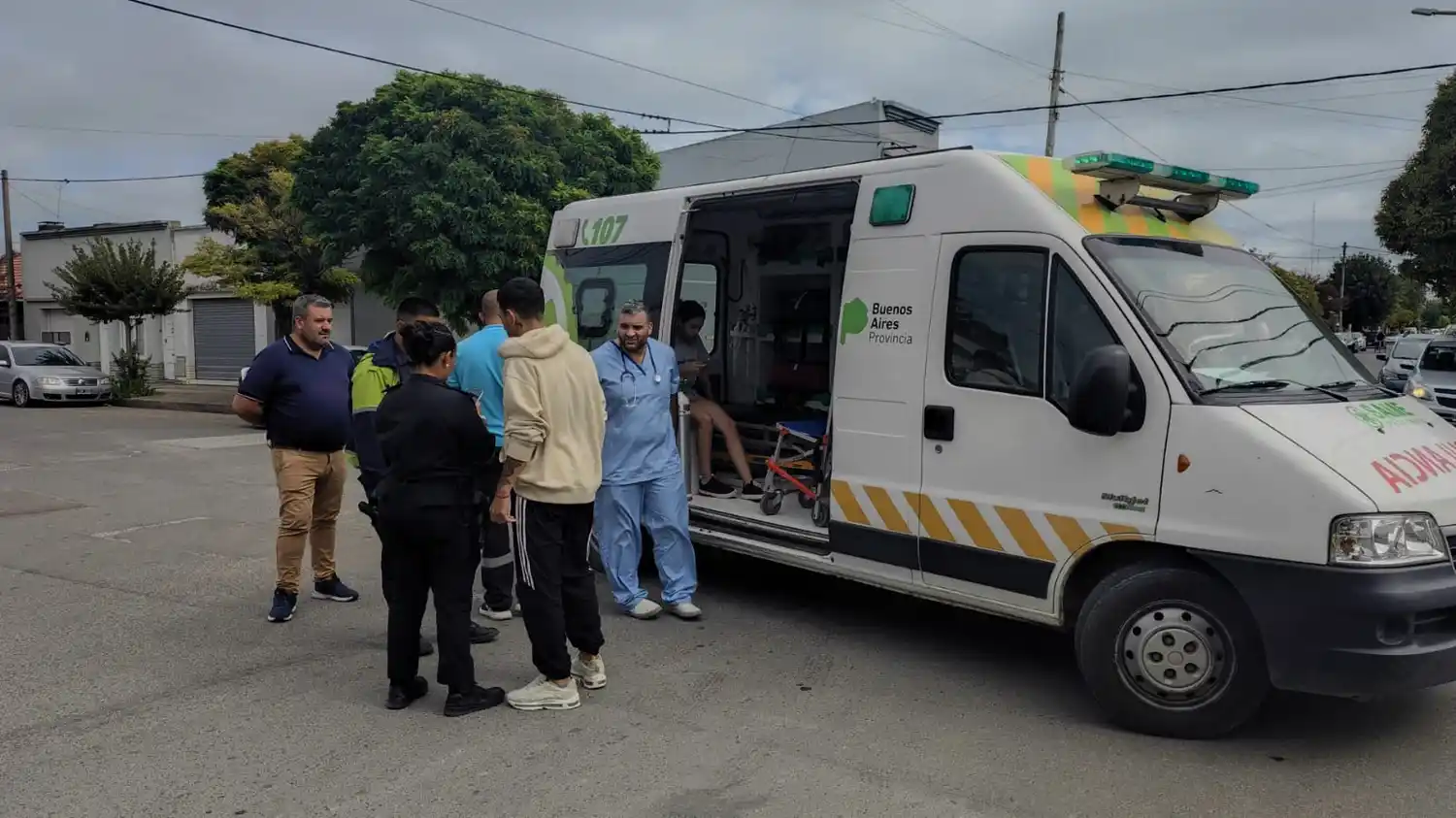 Momento en que la mujer fue trasladada al Hospital Pirovano