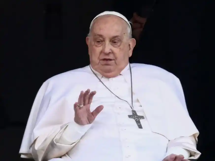 Tras 38 días, el papa Francisco volvió a aparecer públicamente. Foto: Reuters