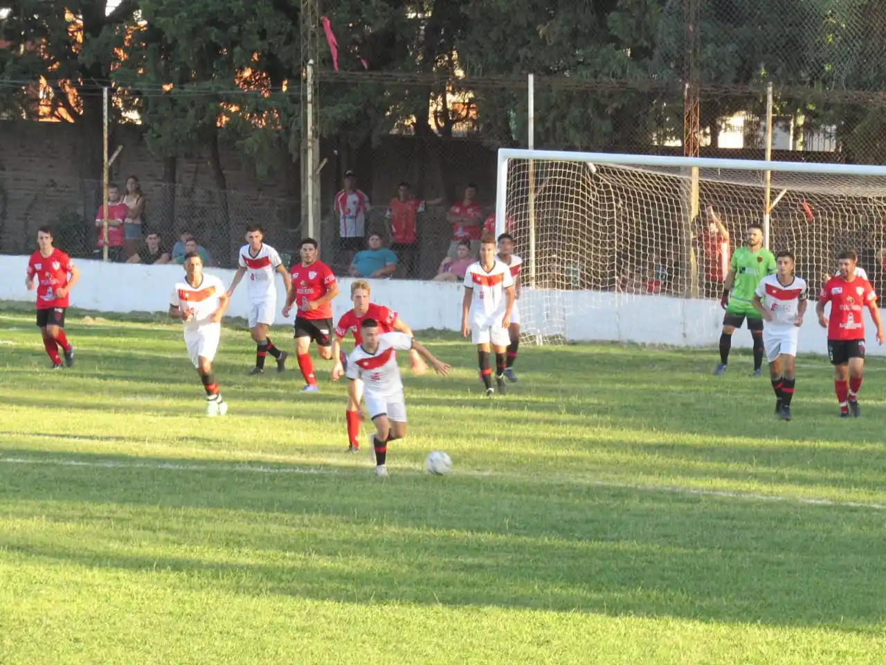 El rojinegro logró empatar ante Central Larroque 1-1 por la Copa Entre Ríos.