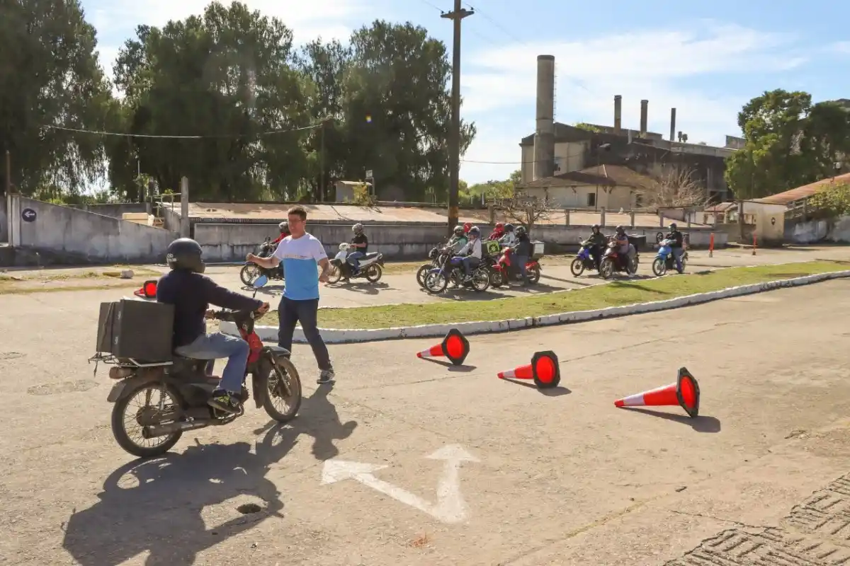 La Municipalidad entregó cascos a cadetes