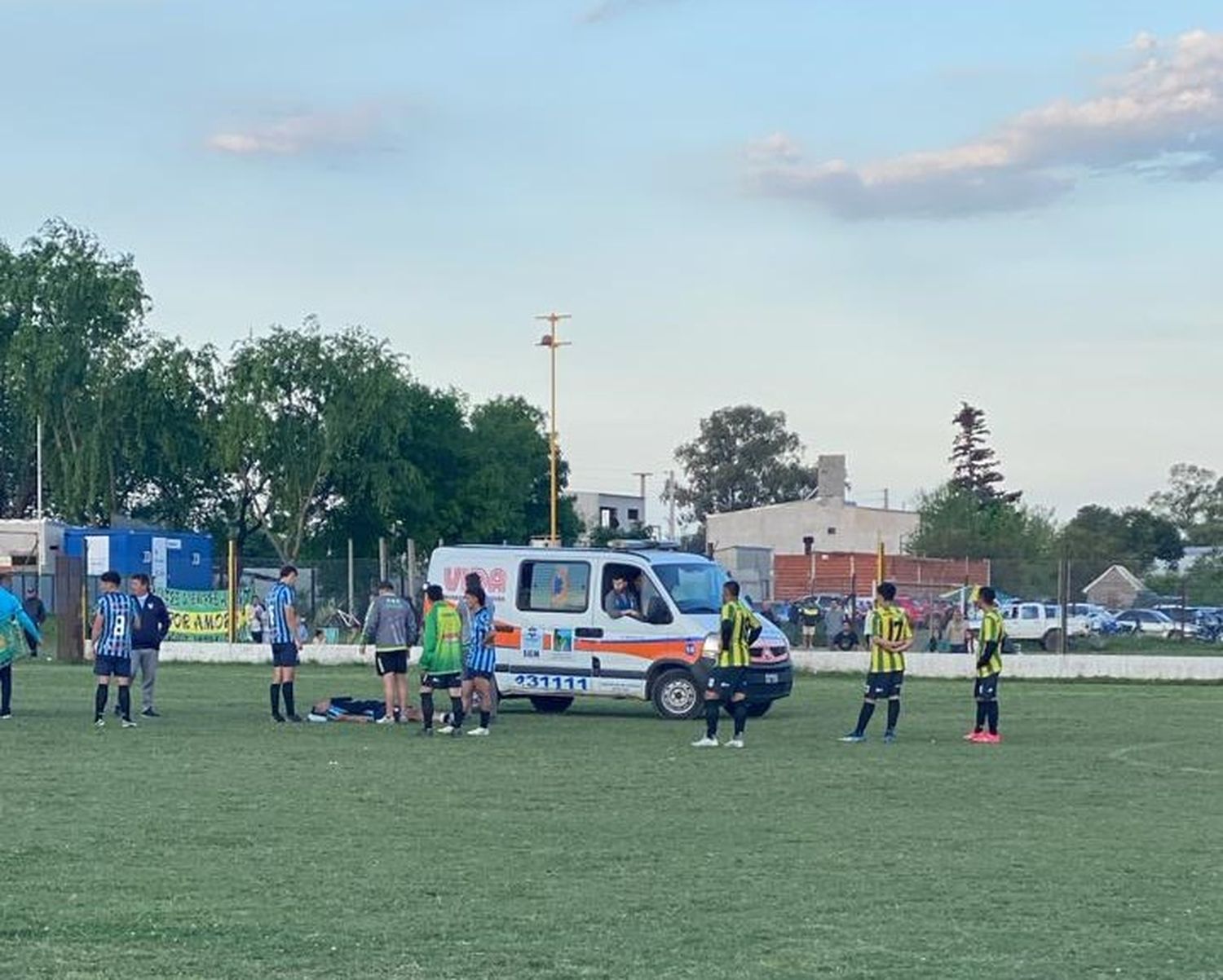 Un futbolista de Juventud Unida debió ser hospitalizado tras un golpe en la cabeza