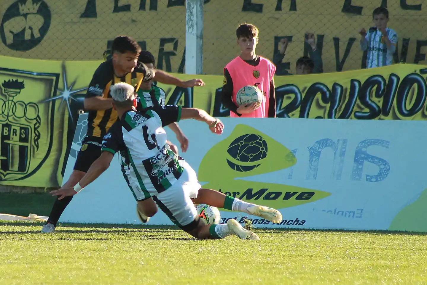 Facundo Pérez, en Santamarina-Villa Mitre. El equipo bahiense fue el último rival del aurinegro en 2024 y volverán a encontrarse este año.