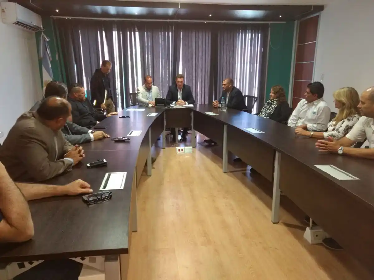 Desde el 16 de abril se cargará nafta con el casco puesto