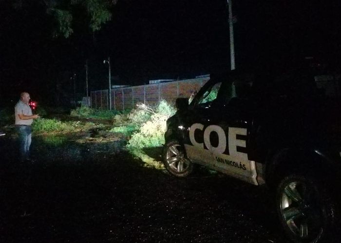 Trabajan desde anoche en San Nicolás por la tormenta. (El Norte)