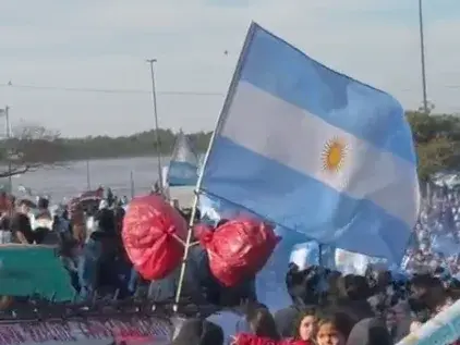 El Monumento a la Bandera destella celeste y blanco por los festejos de la victoria de Argentina ante Egipto