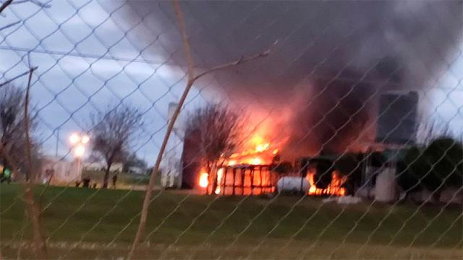 Bomberos trabajaron para sofocar incendio en termas de San José