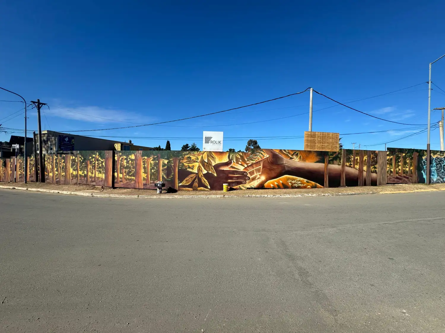 El mural en la valla de obra en la rotonda de Don Bosco.