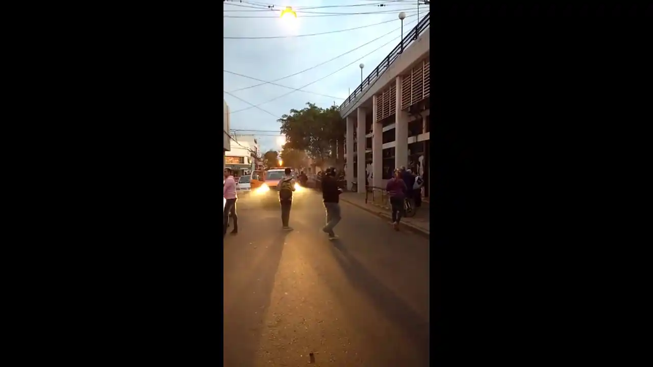 Se incendió un auto frente al club Gimnasia de 4 de Enero