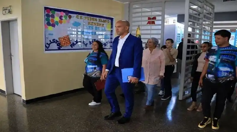 Ministro Rodríguez reporta 8.000 escuelas recuperadas en todo el país: la meta es llegar a 12.000