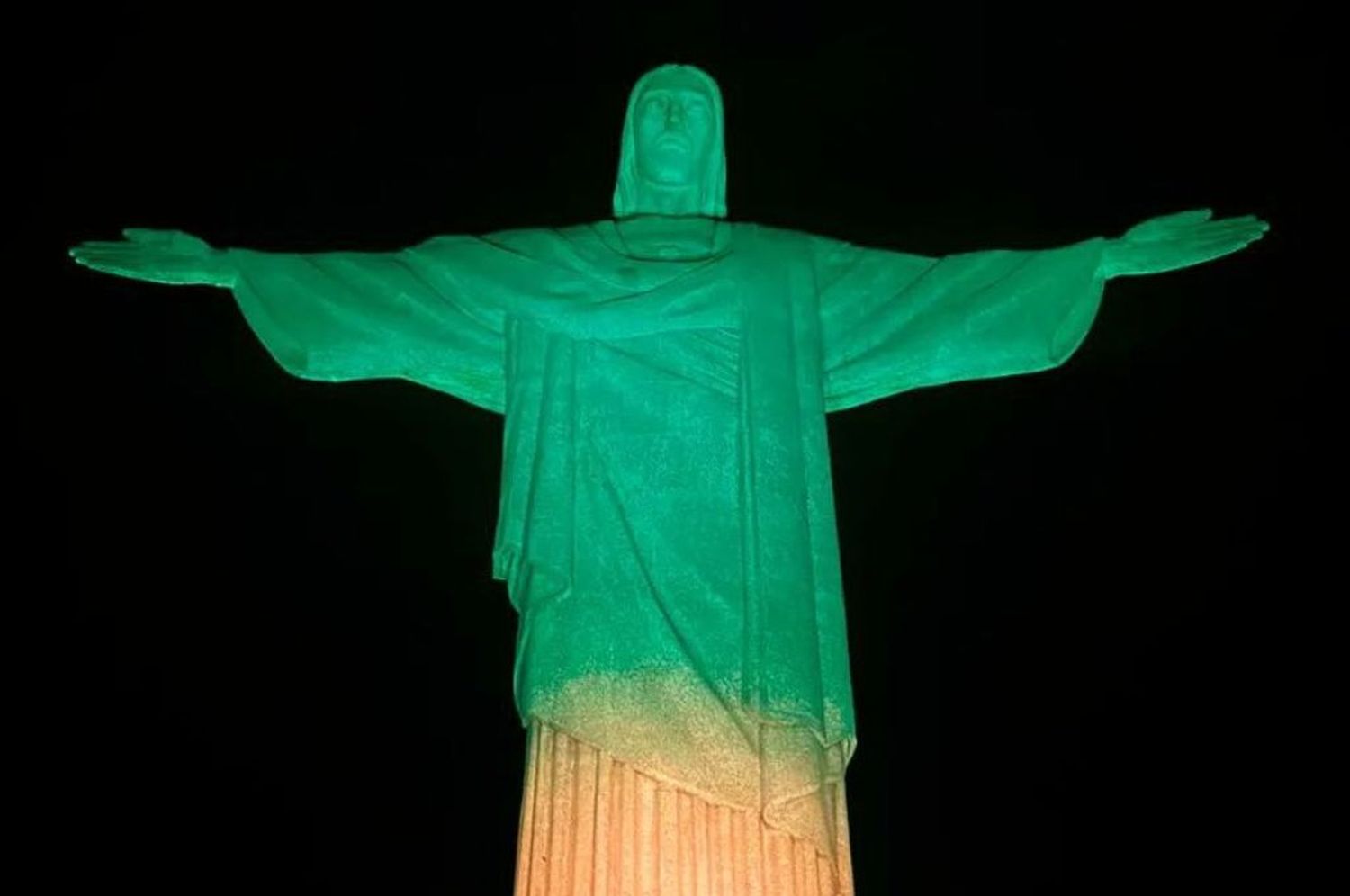 El Cristo Redentor y el Wembley Stadium se iluminan en honor a Pelé