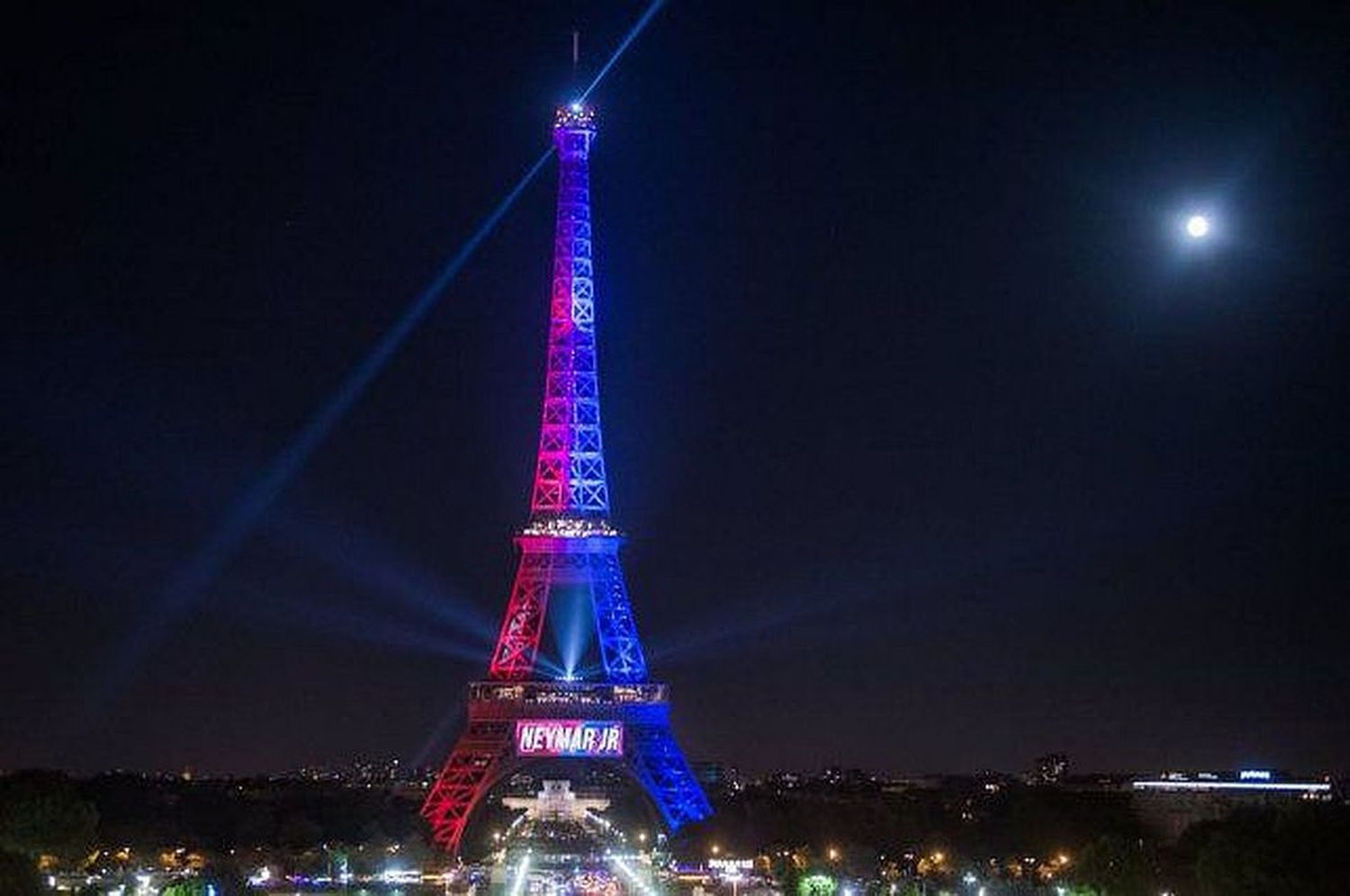 ¿Messi a París? Paris Saint Germain alquiló la Torre Eiffel para el 10 de agosto