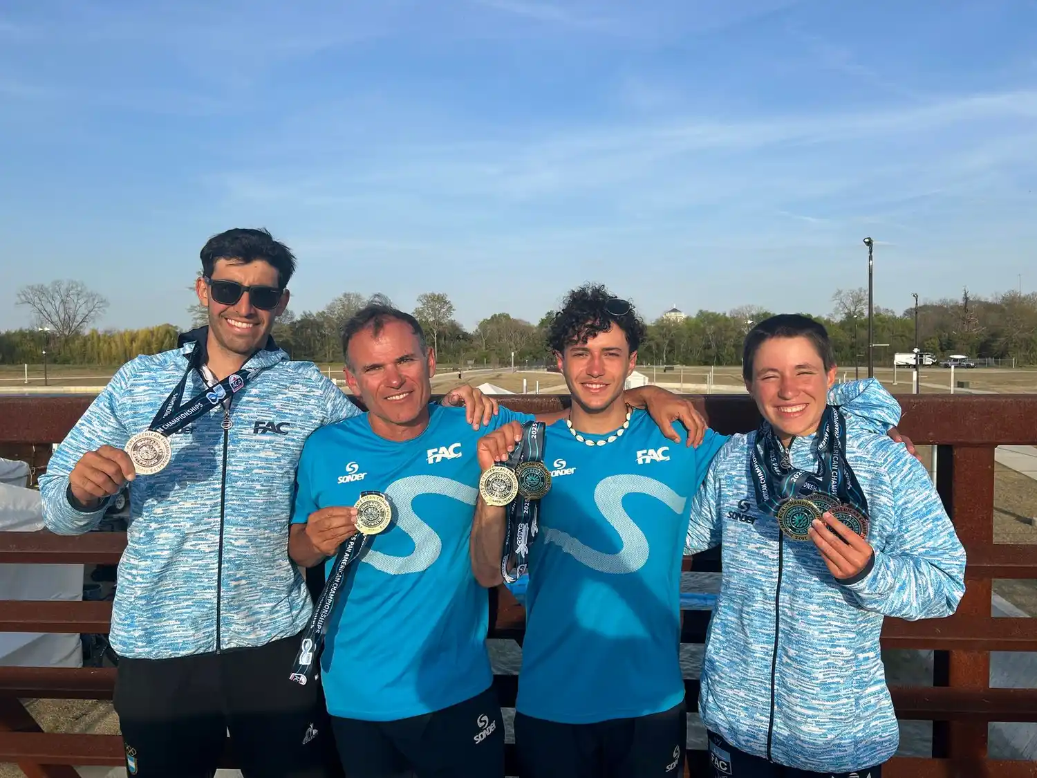 El equipo argentino y sus logros. Matías Contreras, Javier Trípano (entrenador), Manuel Trípano y Nerea Castiglione