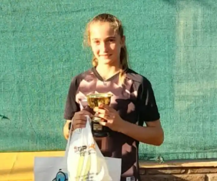 Candela Vázquez ganó un Abierto en una categoría superior y acumula tres títulos en cuatro finales en la temporada