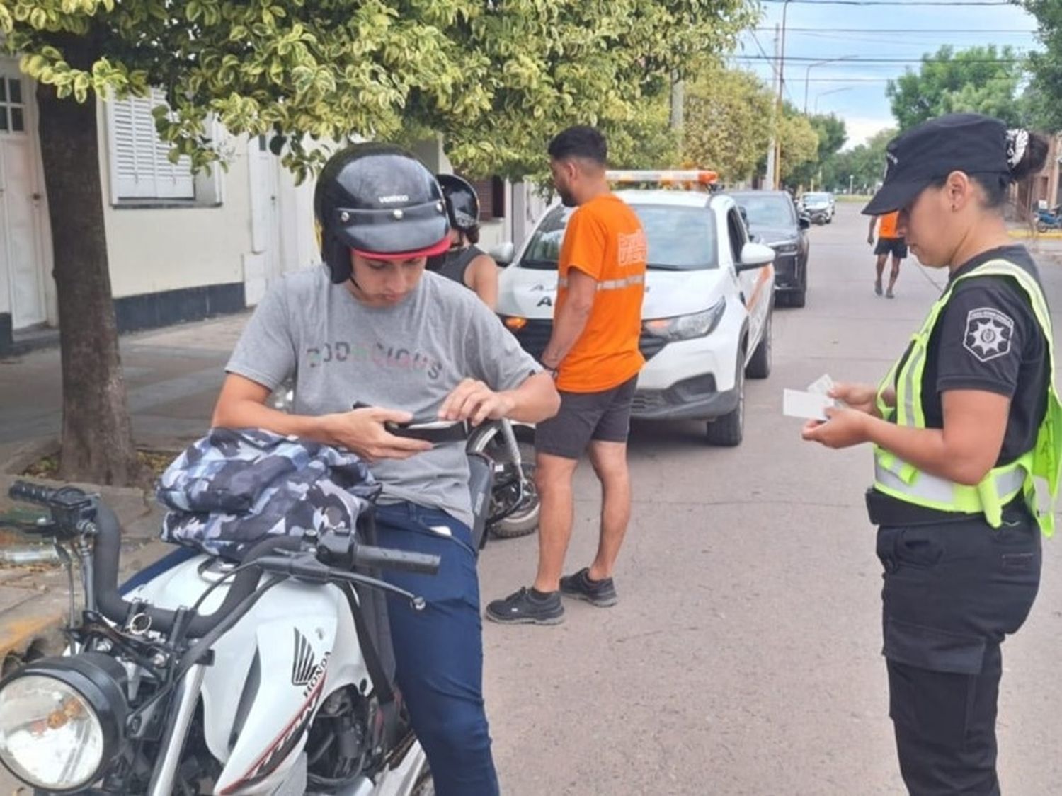 Busca mejorar la convivencia ciudadana y proteger la salud auditiva y el bienestar de sus habitantes, estableciendo un precedente para otras localidades que enfrentan problemas similares.