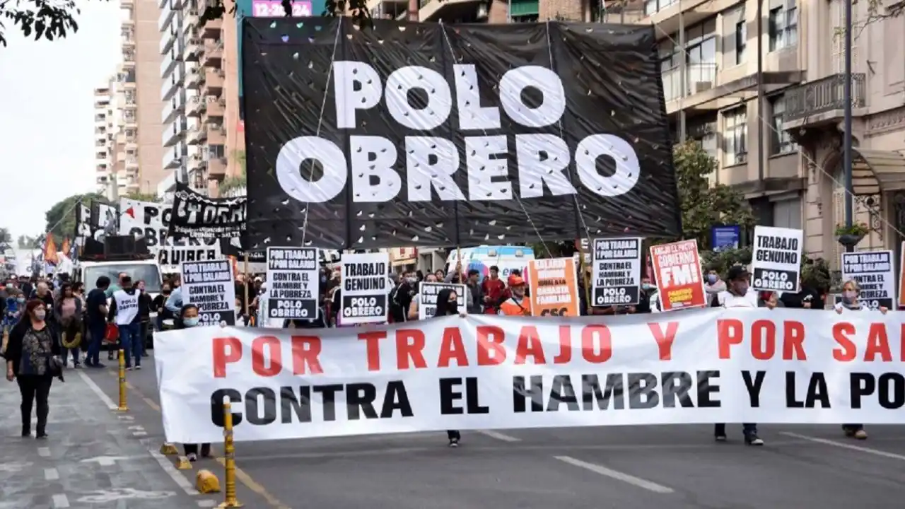 Organizaciones piqueteras de todo el país concentran en Plaza de Mayo en protesta por el recorte de planes