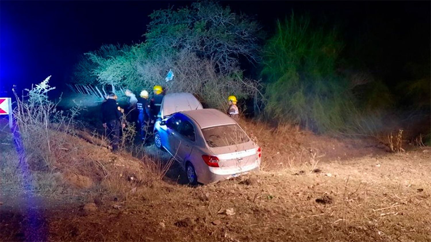 Conductora despistó con su auto al tomar la curva de una circunvalación