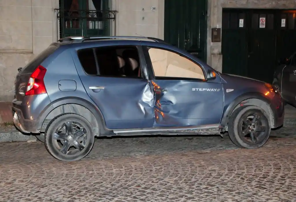 Un motociclista murió tras chocar contra un auto en una esquina semaforizada 