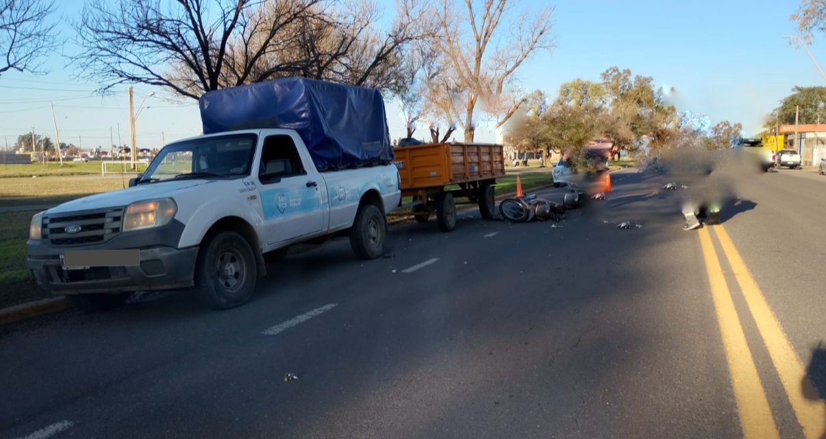 La camioneta y la motocicleta involucradas en el choque.