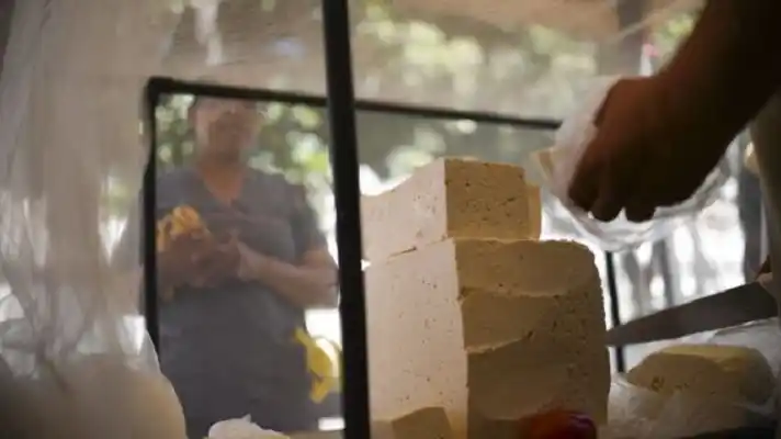 ¡NO HAY PLATA! Productores bajan precio del queso ante caída del consumo