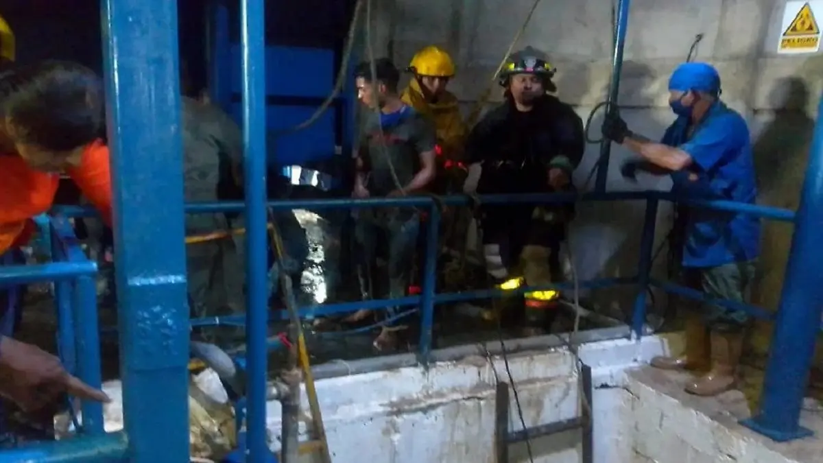 ¡EN UN MATADERO DE POLLOS EN BARINAS! MUEREN 2 obreros y otros 3 resultan heridos al caer en una fosa