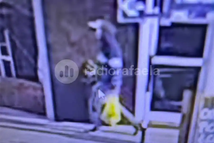 Se llevaba el trago gratis, pero lo agarraron en el camino