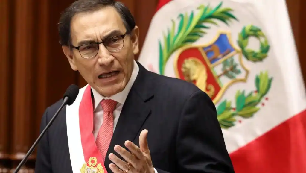 Renunciaron tres congresistas y Vizcarra quedó sin bancada
