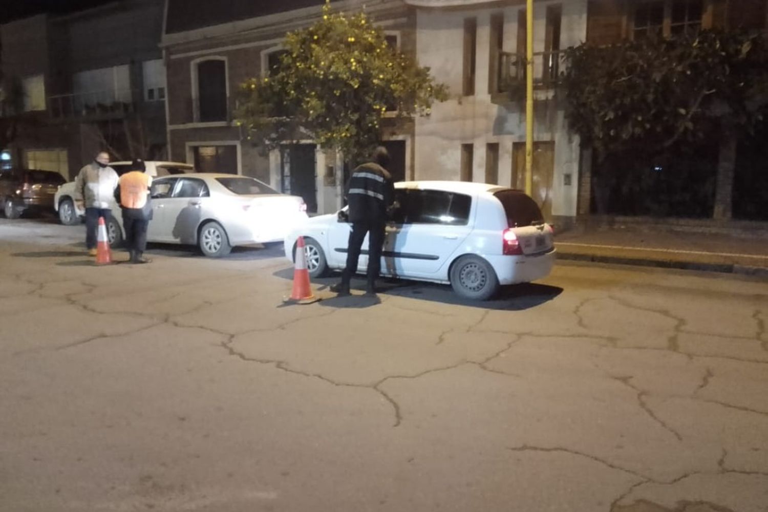 Le estaban por secuestrar el auto en un control vehicular, pero se fugó atropellando a dos inspectores en Tres Arroyos