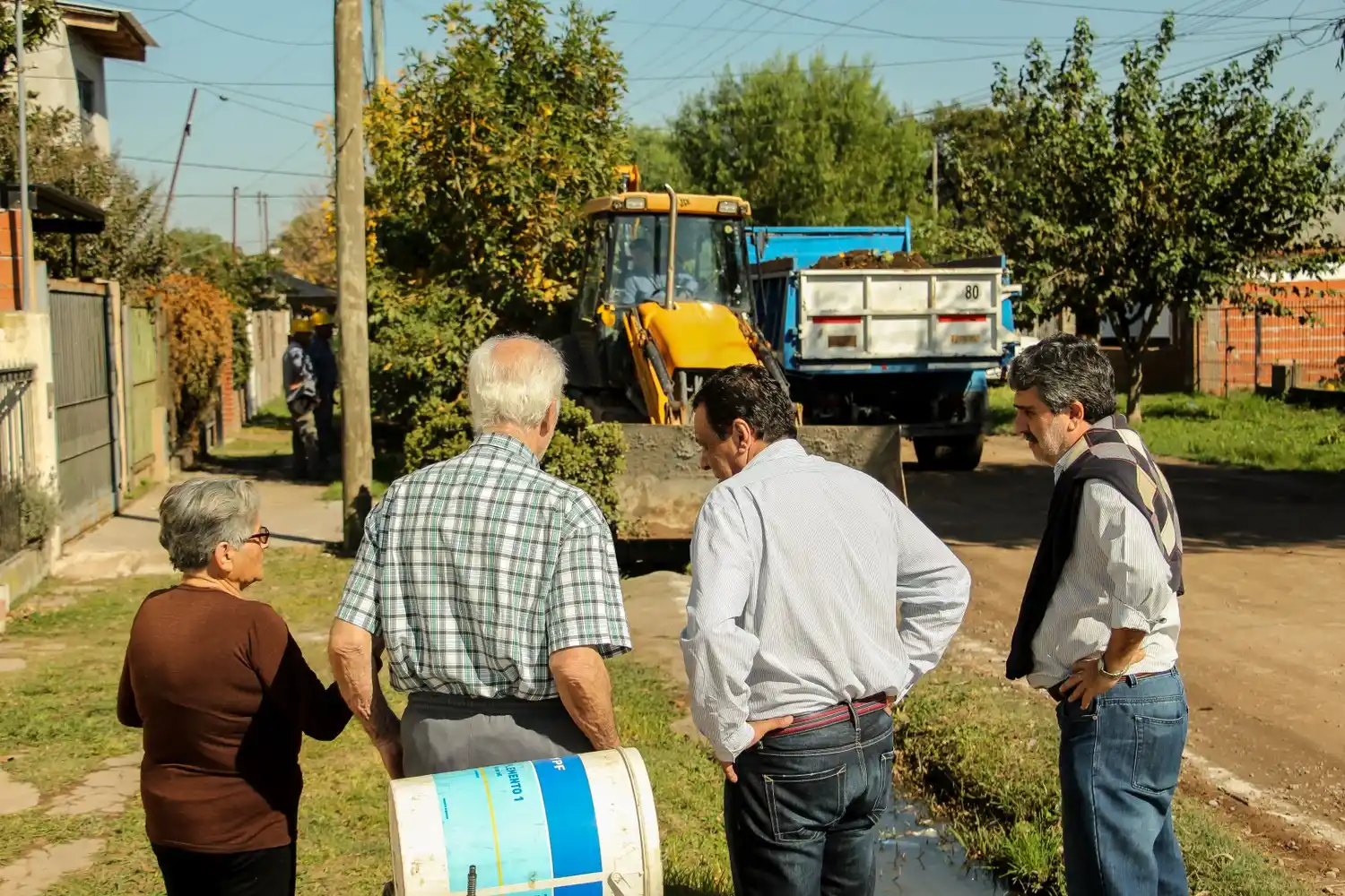 Zárate: Cáffaro recorrió la obra de cordón cuneta en barrio ORSI