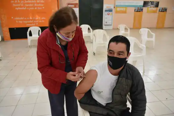 AstraZeneca: mañana aplican segundas dosis