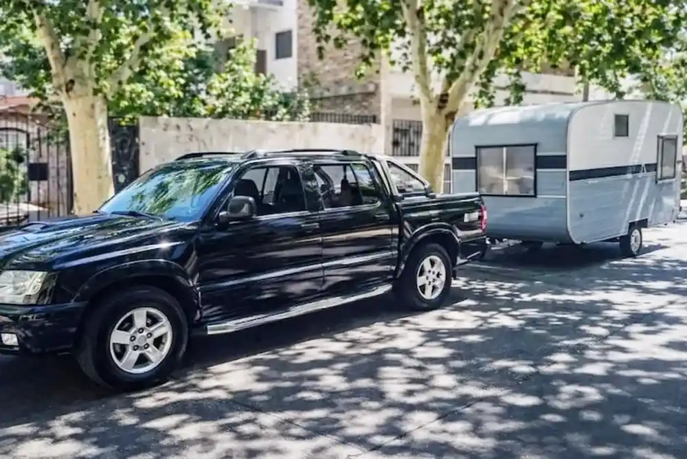 La Policía pudo rescatar la camioneta y la casa rodante. (Gentileza La Capital)