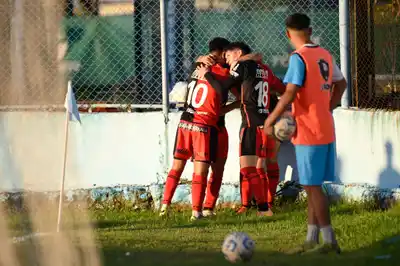 Colón ganó con lo justo y se mantiene en la pelea