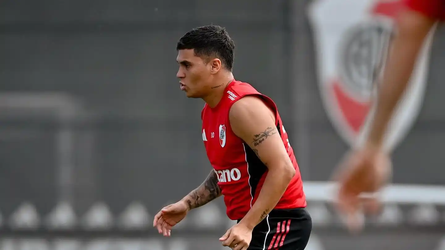 El colombiano Quintero, armador de River.