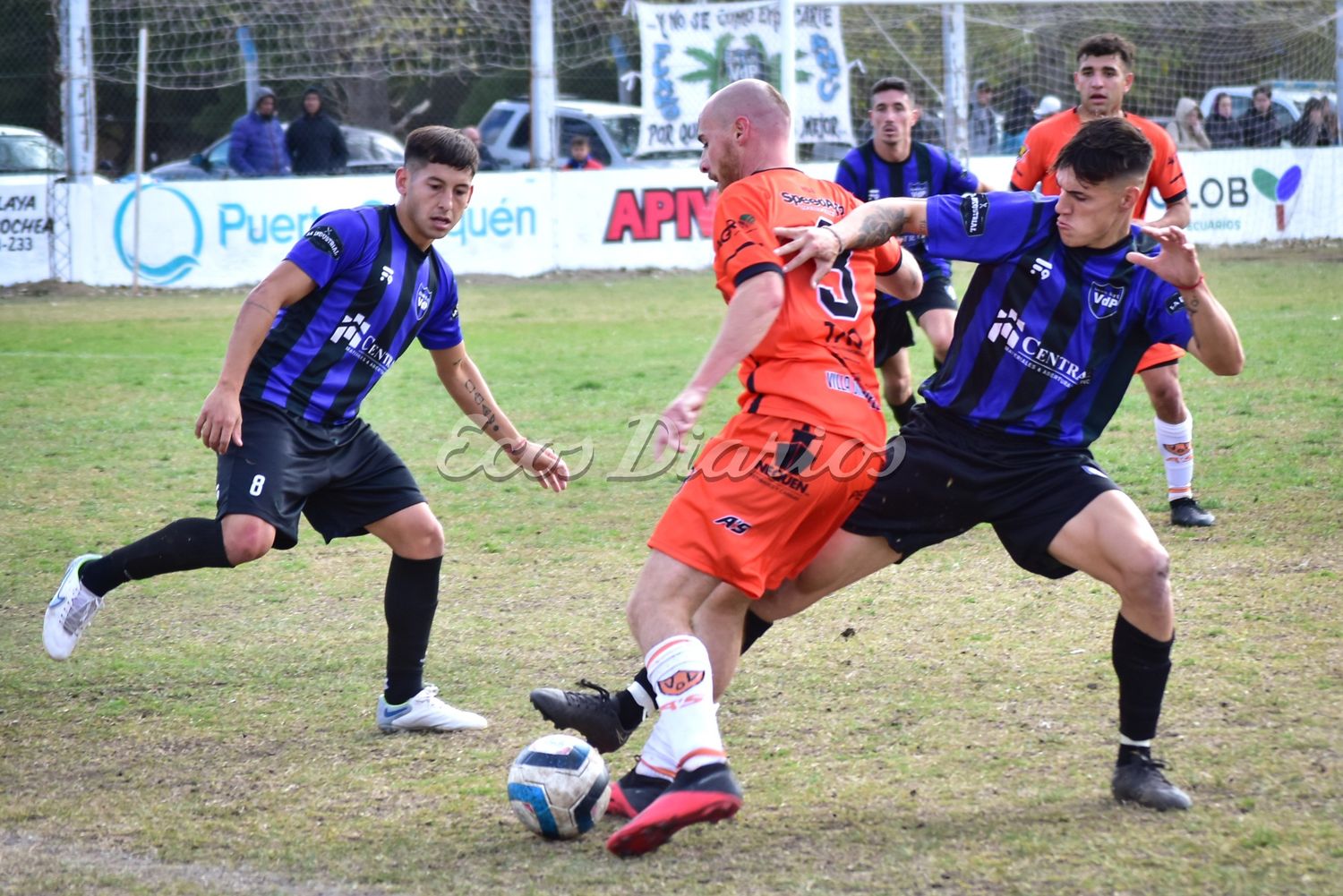 Presión de Leandro Blanes para quitarle la posesión del balón a Walter Alberti