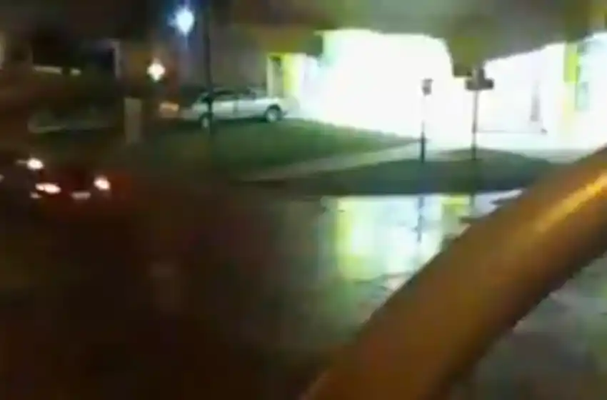 Video: así se derrumbó el boladizo de la farmacia en 39 y Talcahuano