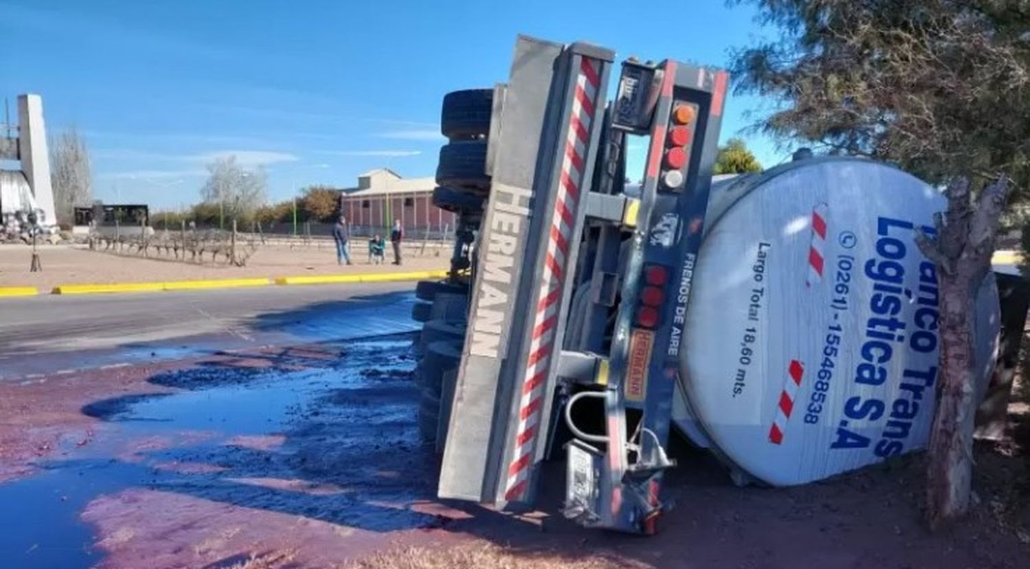 Quién se ha tomado todo el vino en Junín: Volcó camión con 25 mil litros de esa bebida