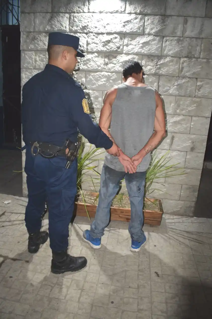 Fue detenido un hombre que amenazaba a quienes pasaban con un cuchillo