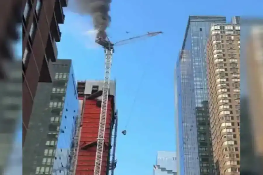 Una enorme grúa se incendió y colapsó en Nueva York