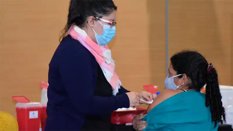 El Gobierno anunció que firma contrato con Moderna para recibir vacunas