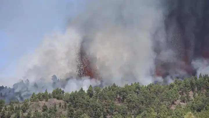 HACE 50 AÑOS QUE NO PASABA Volcán Cumbre Vieja entra en erupción en Canarias