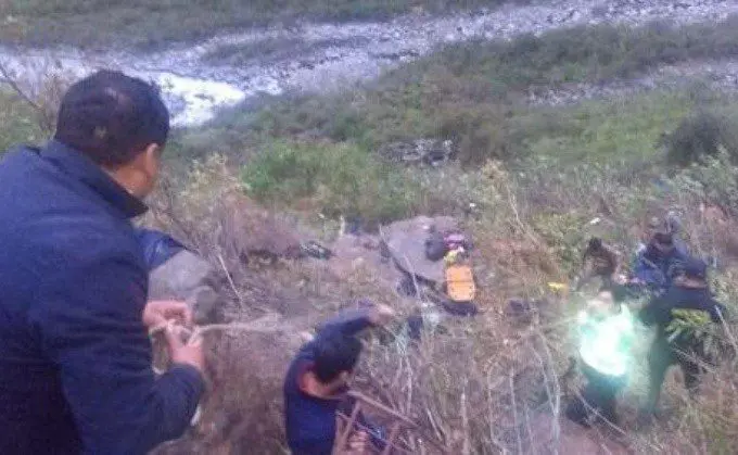 Al menos 17 muertos al caer autobús a abismo en ruta andina de Perú